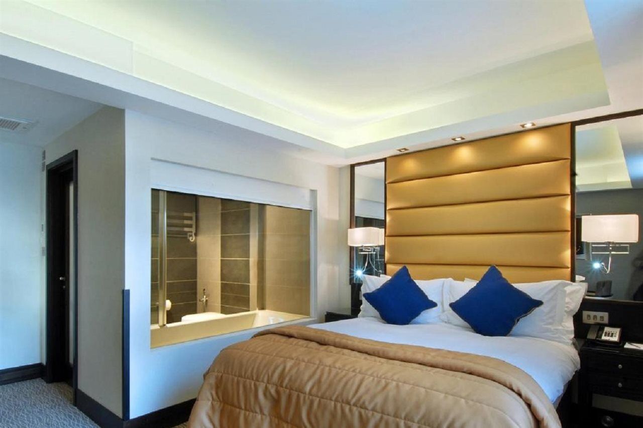 Park Grand Mayfair London Exterior photo A bedroom at the hotel